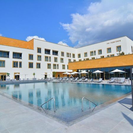 Rinas Mk Hotel Tirana מראה חיצוני תמונה The hotel's swimming pool