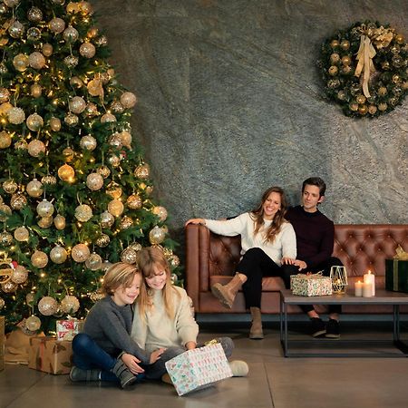 Rinas Mk Hotel Tirana מראה חיצוני תמונה The 2019 Christmas tree at the Four Seasons Hotel