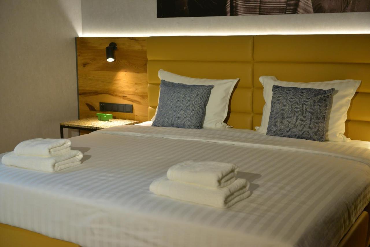Rinas Mk Hotel Tirana מראה חיצוני תמונה A bed with a headboard