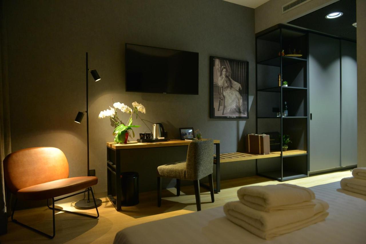 Rinas Mk Hotel Tirana מראה חיצוני תמונה A room at the hotel