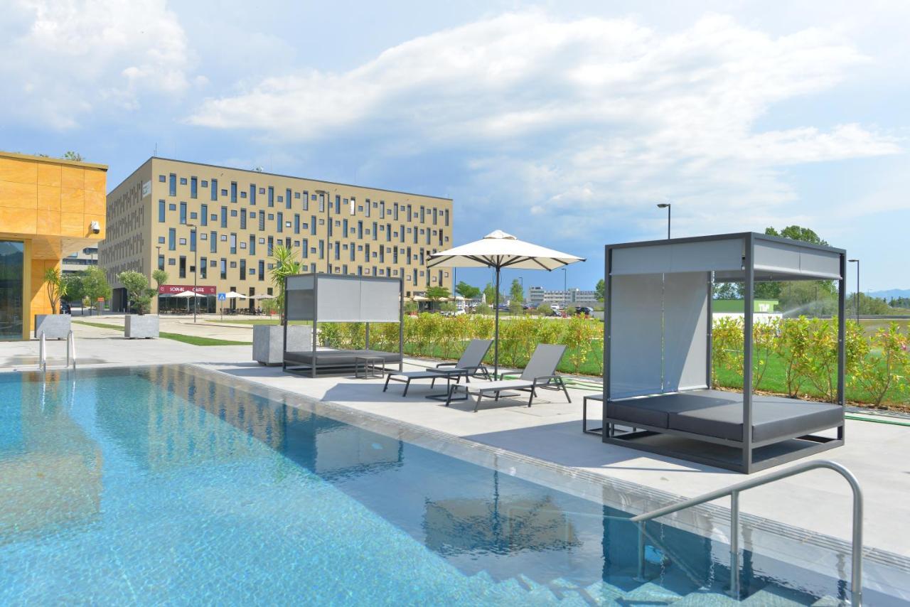 Rinas Mk Hotel Tirana מראה חיצוני תמונה The swimming pool at the hotel