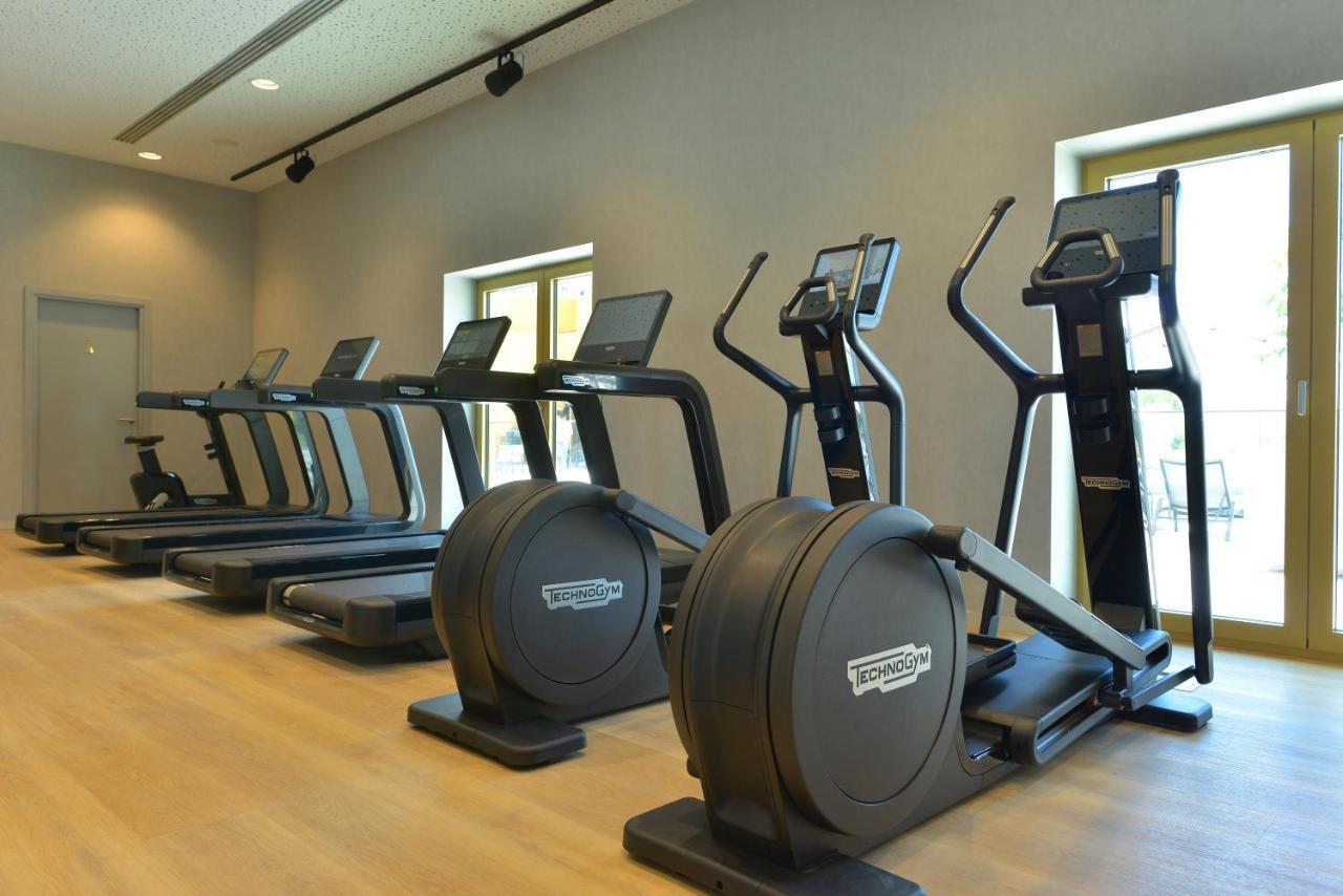 Rinas Mk Hotel Tirana מראה חיצוני תמונה Elliptical cross trainer