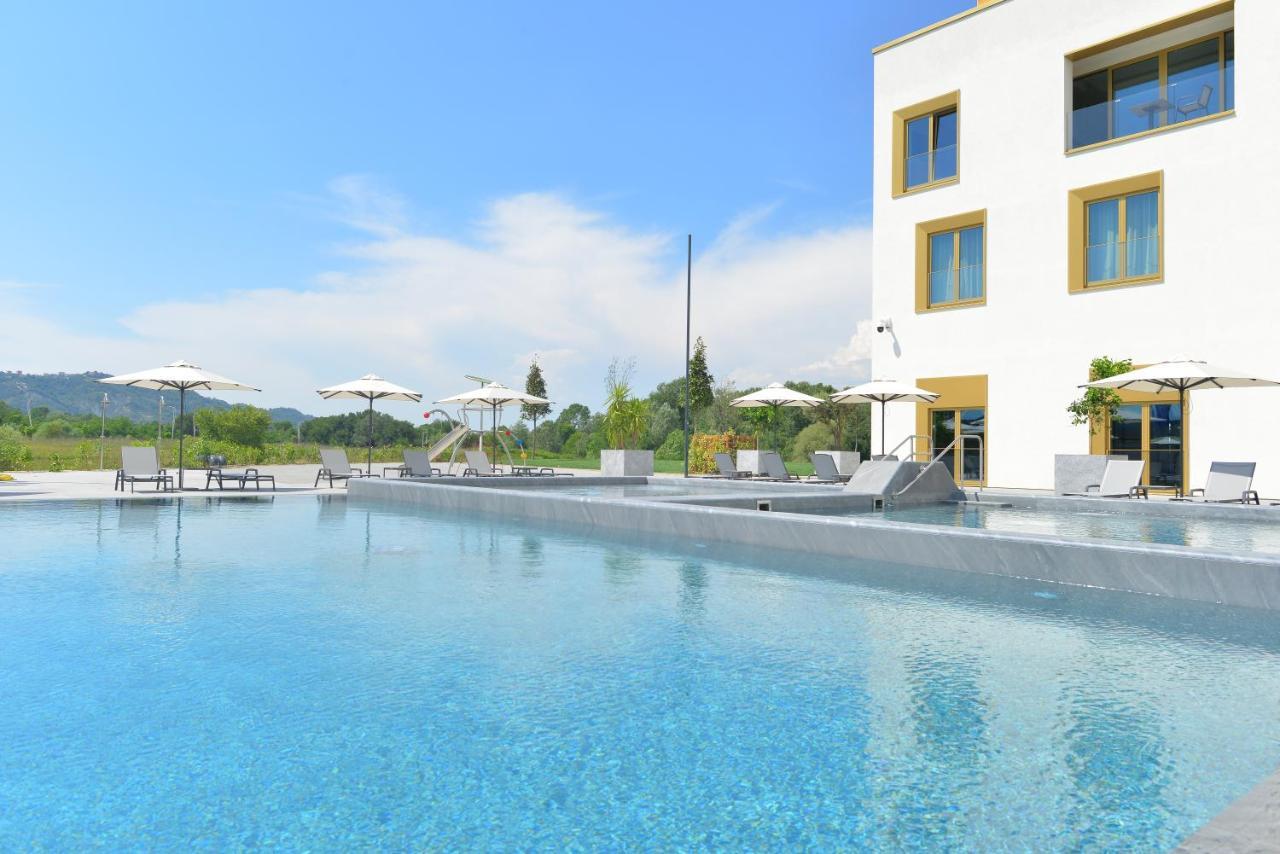Rinas Mk Hotel Tirana מראה חיצוני תמונה The outdoor pool at the Hotel