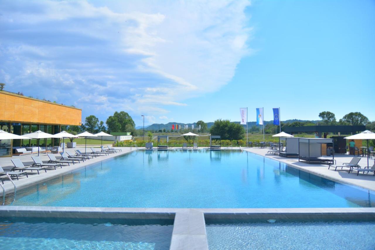 Rinas Mk Hotel Tirana מראה חיצוני תמונה The swimming pool at the complex