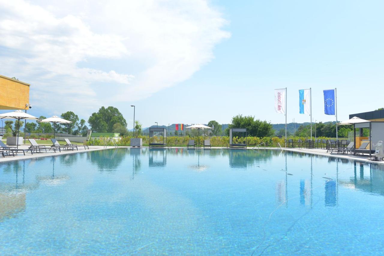 Rinas Mk Hotel Tirana מראה חיצוני תמונה The swimming pool at the resort