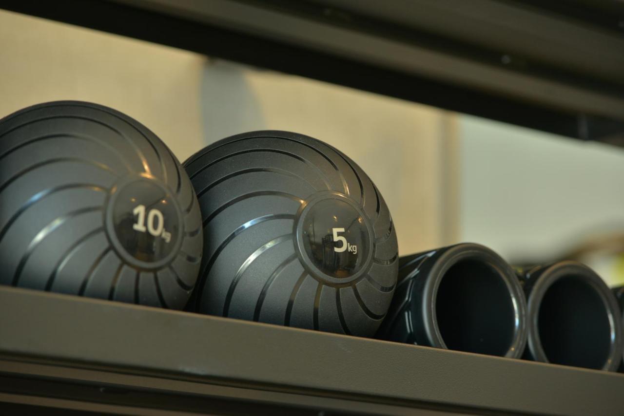 Rinas Mk Hotel Tirana מראה חיצוני תמונה A set of kettlebells