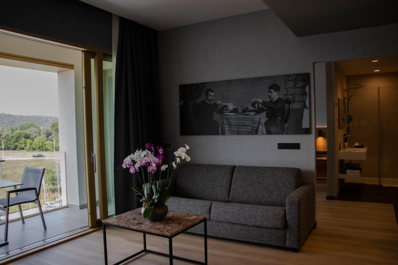 Rinas Mk Hotel Tirana מראה חיצוני תמונה A room at the Hotel