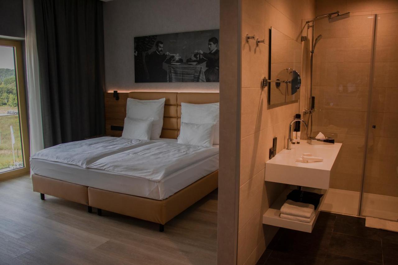 Rinas Mk Hotel Tirana מראה חיצוני תמונה A room at the hotel