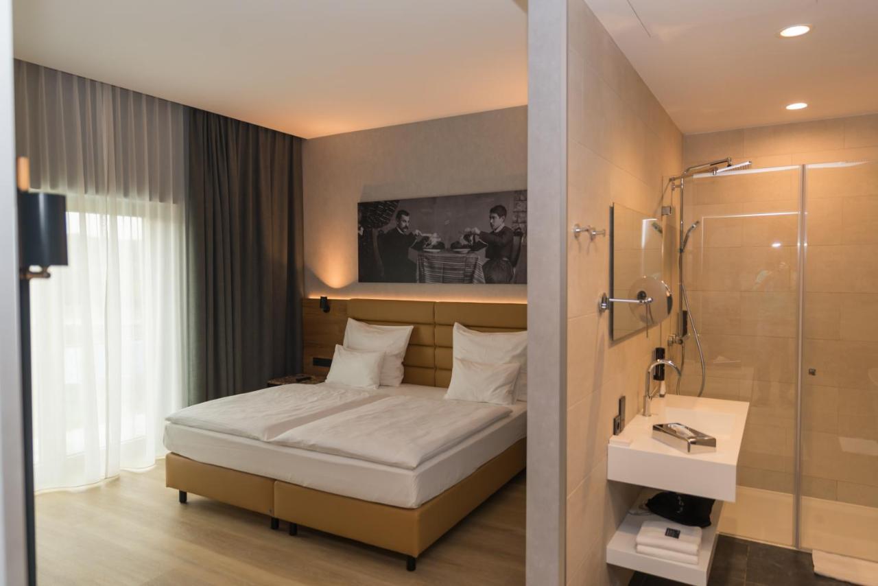 Rinas Mk Hotel Tirana מראה חיצוני תמונה A room at the hotel