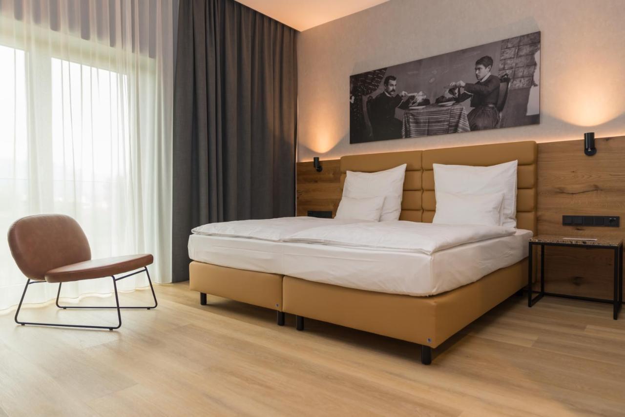 Rinas Mk Hotel Tirana מראה חיצוני תמונה A room at the hotel