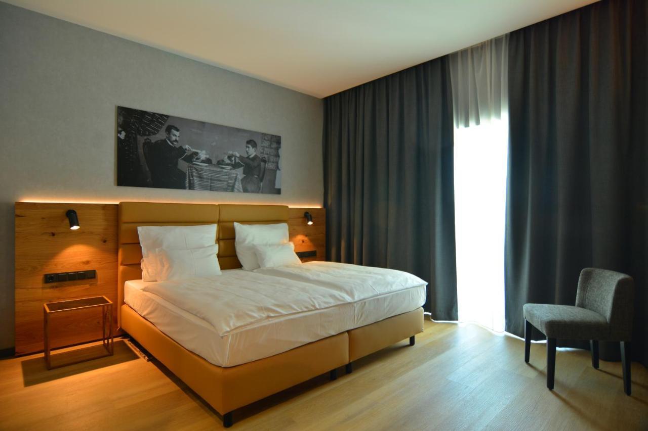 Rinas Mk Hotel Tirana מראה חיצוני תמונה A room at the Hotel de la Poste