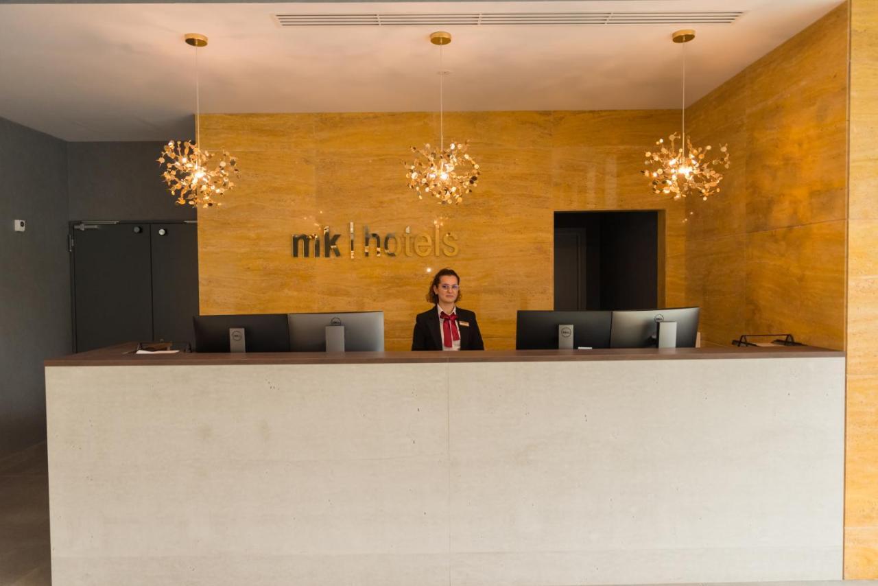 Rinas Mk Hotel Tirana מראה חיצוני תמונה Reception desk at a hotel