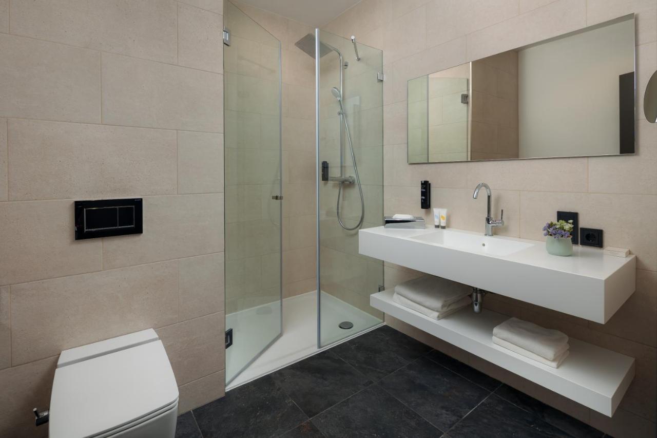 Rinas Mk Hotel Tirana מראה חיצוני תמונה A modern bathroom