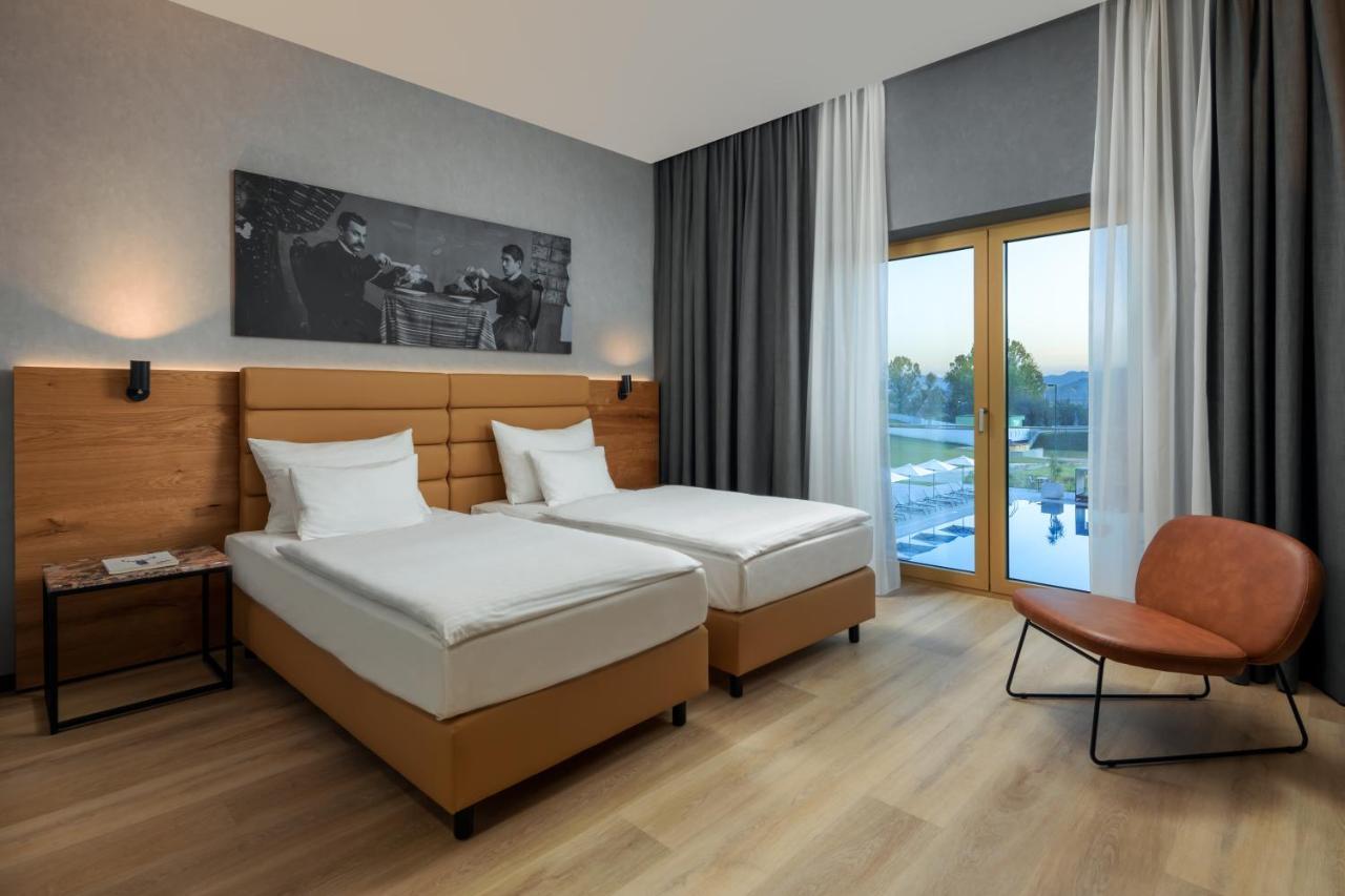 Rinas Mk Hotel Tirana מראה חיצוני תמונה A room at the hotel