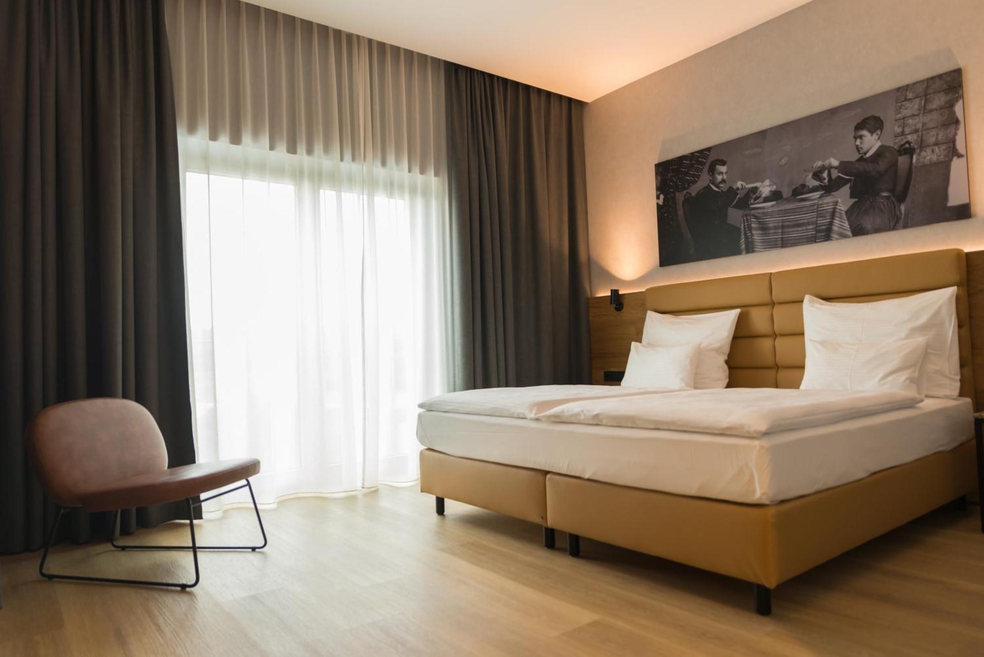 Rinas Mk Hotel Tirana מראה חיצוני תמונה A room at the Hotel Axelmannstein