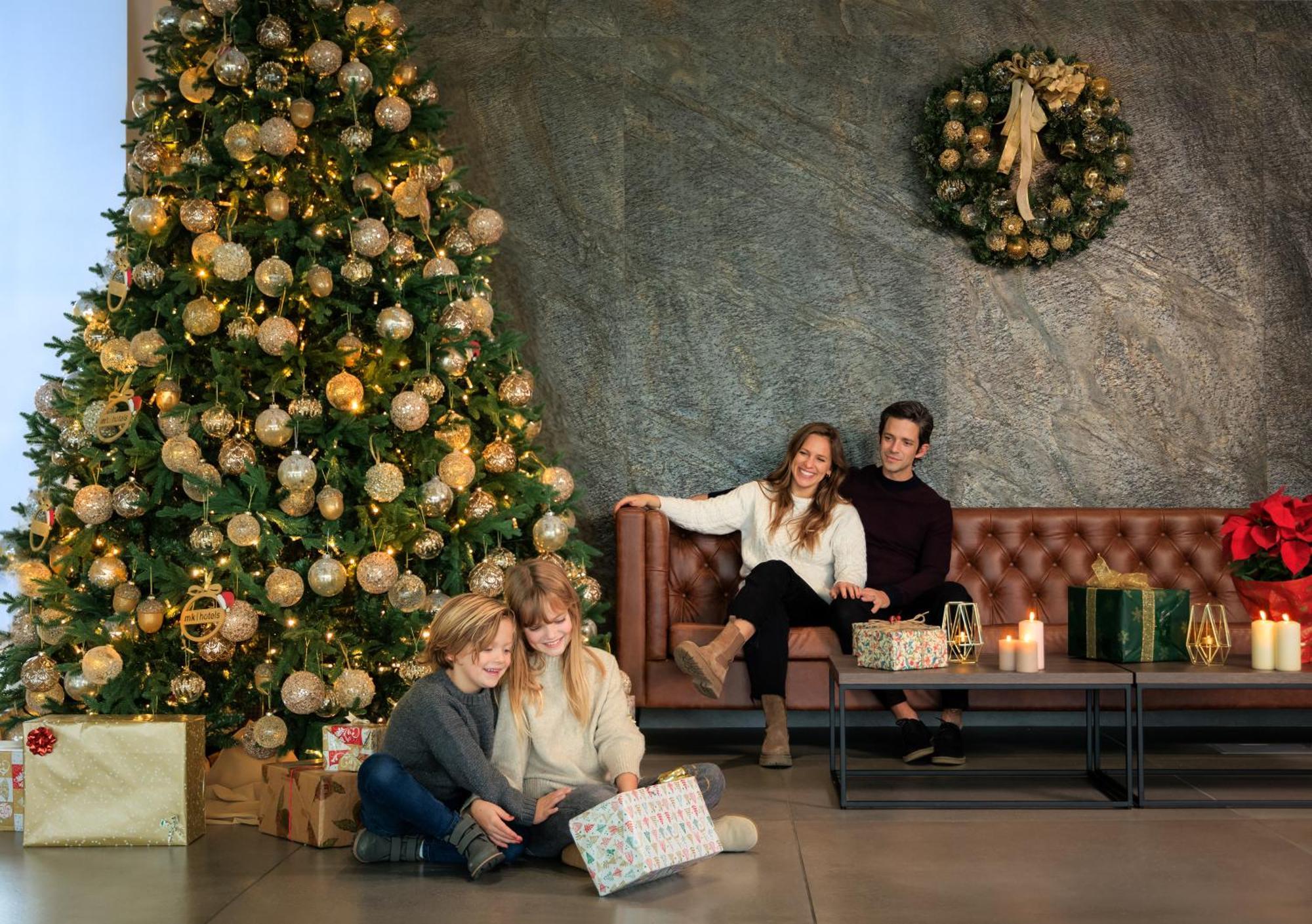 Rinas Mk Hotel Tirana מראה חיצוני תמונה The 2019 Christmas tree at the Four Seasons Hotel